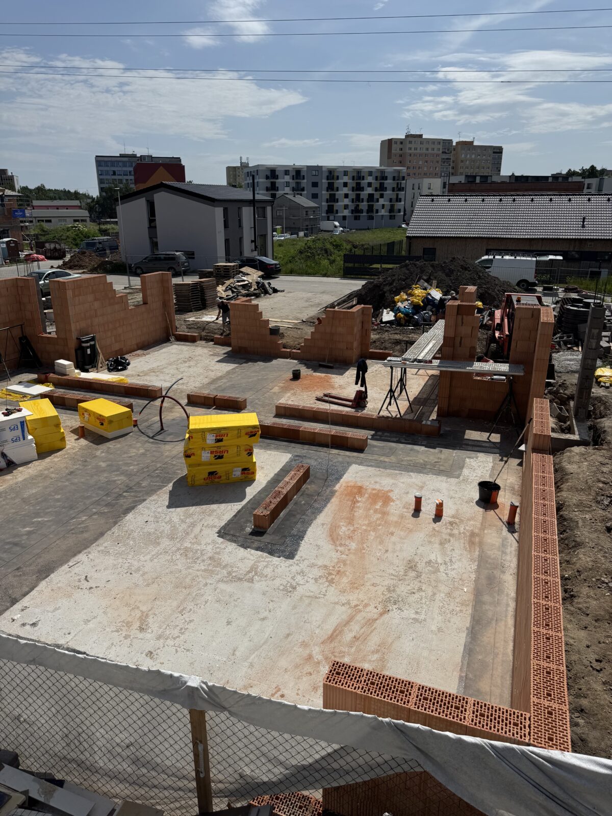 Zdění stěn 1. nadzemního patra rodinného domu